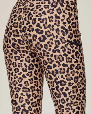 Detaljerad bild av baksidan på leopardridbyxorna som visar de premiumdetaljerade sömmarna och den ogenomskinliga kvaliteten.