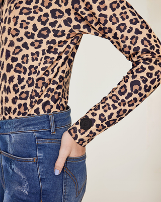 Detaljbild av ärmen på ridtoppen med leopardmönster med logotypen Riders Denim.